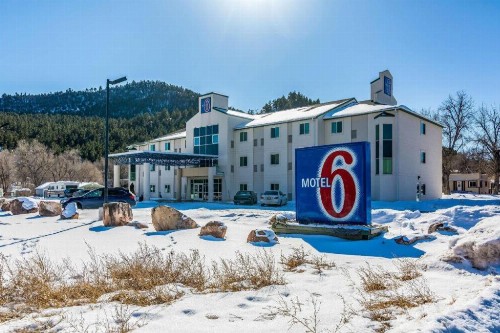 Econo Lodge Hot Springs - image 5