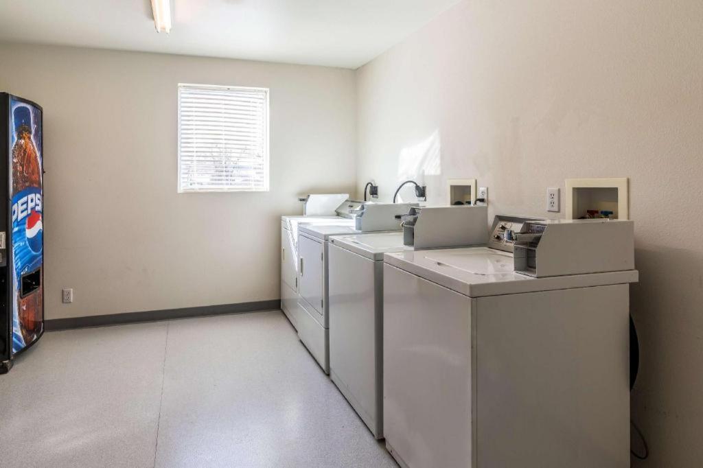 Econo Lodge Hot Springs - image 6