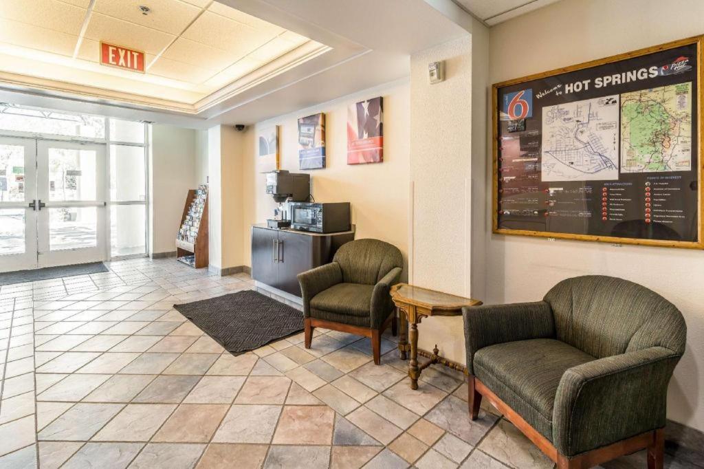 Econo Lodge Hot Springs - image 7