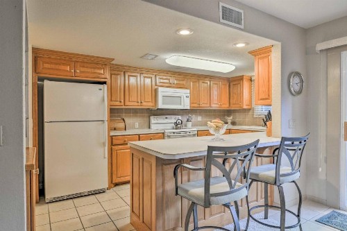 Private Lakefront Townhome in Hot Springs Village! - image 2