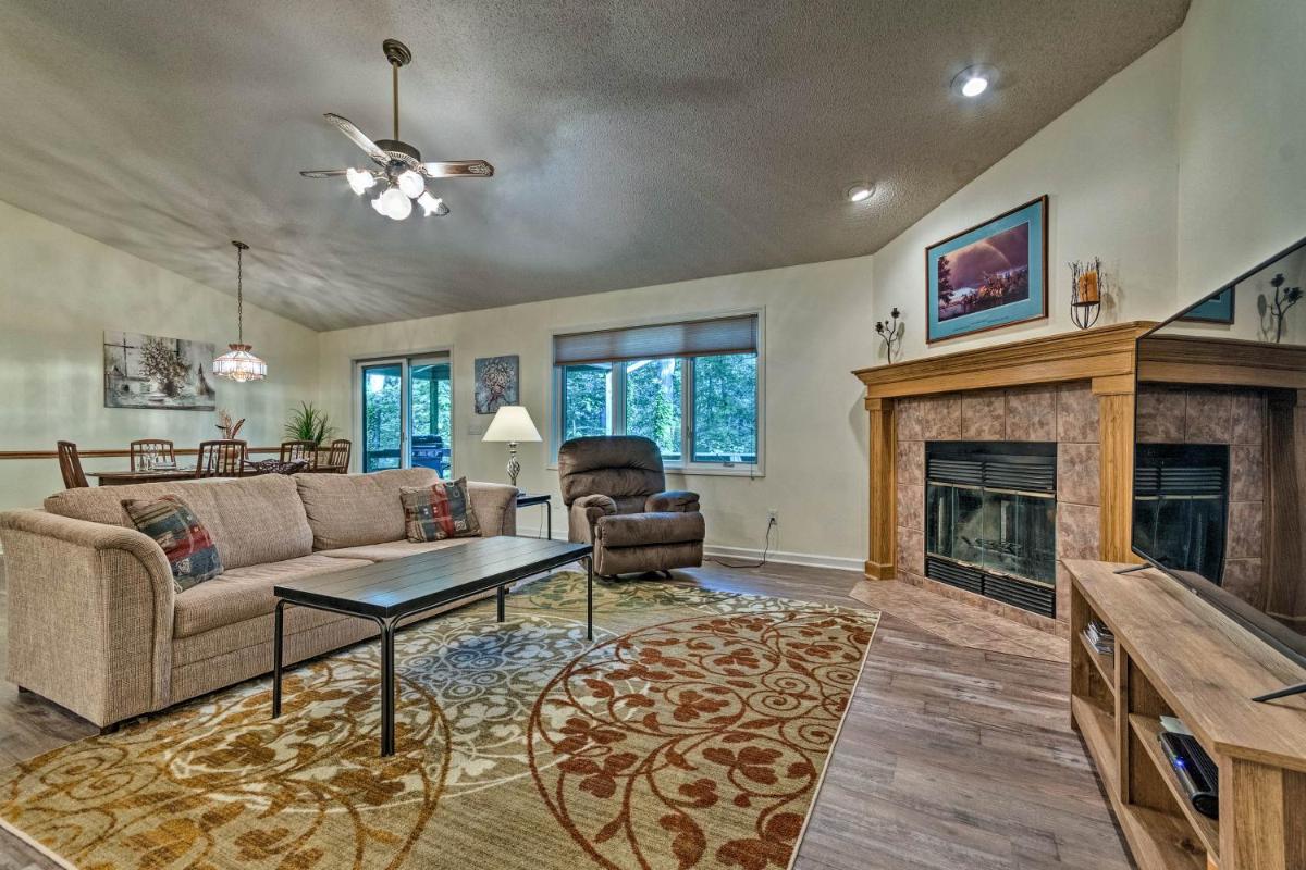 Hot Springs Village Home Walk to Lake and Golf - main image