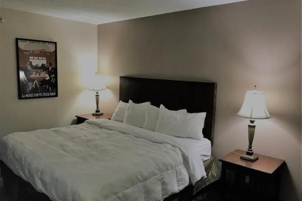Rodeway Inn - image 5