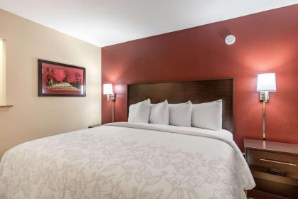 Red Roof Inn PLUS+ & Suites Houston – IAH Airport SW - image 11
