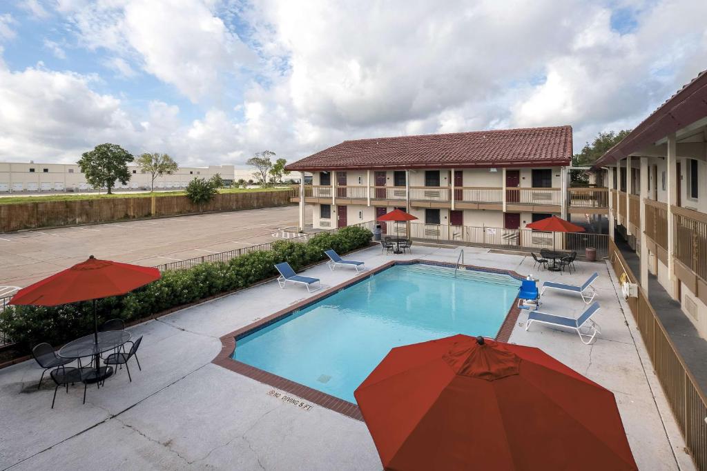 Red Roof Inn Houston North - FM1960 & I-45 - image 6