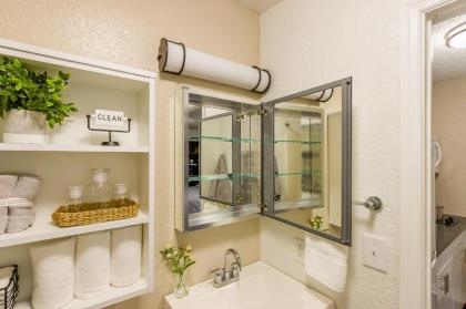 InTown Suites Extended Stay Houston/Stuebner Airline Rd - image 14