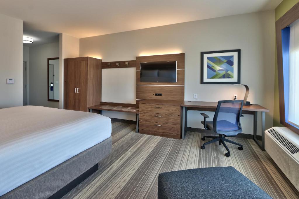 Holiday Inn Express & Suites - Houston East - Beltway 8 an IHG Hotel - image 2