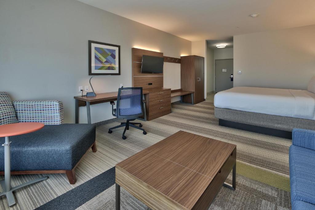 Holiday Inn Express & Suites - Houston East - Beltway 8 an IHG Hotel - image 3