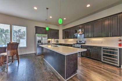 Central Houston Townhouse - 1 Mi to Downtown! - image 1