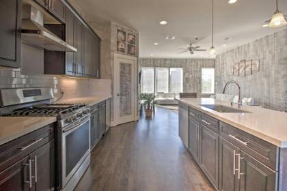 Central Houston Townhouse - 1 Mi to Downtown! - image 9