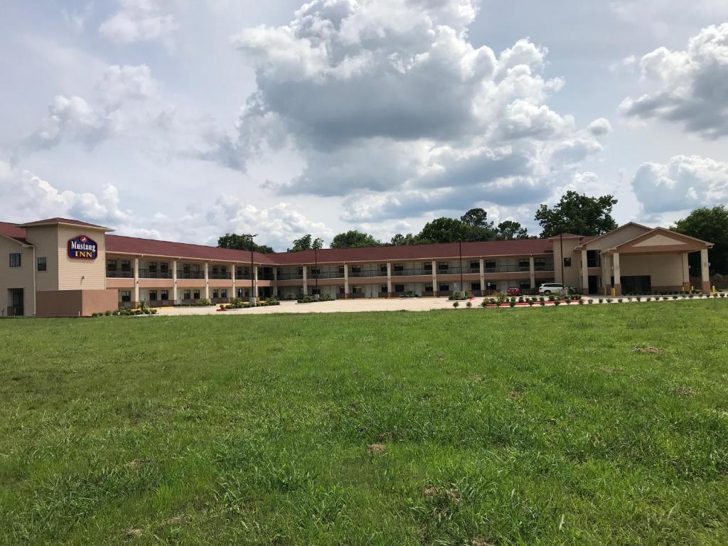 MUSTANG INN - image 2