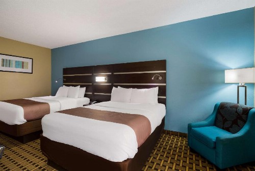 Quality Inn - image 11