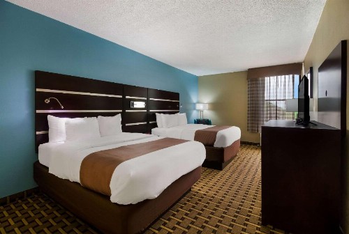 Quality Inn - image 13