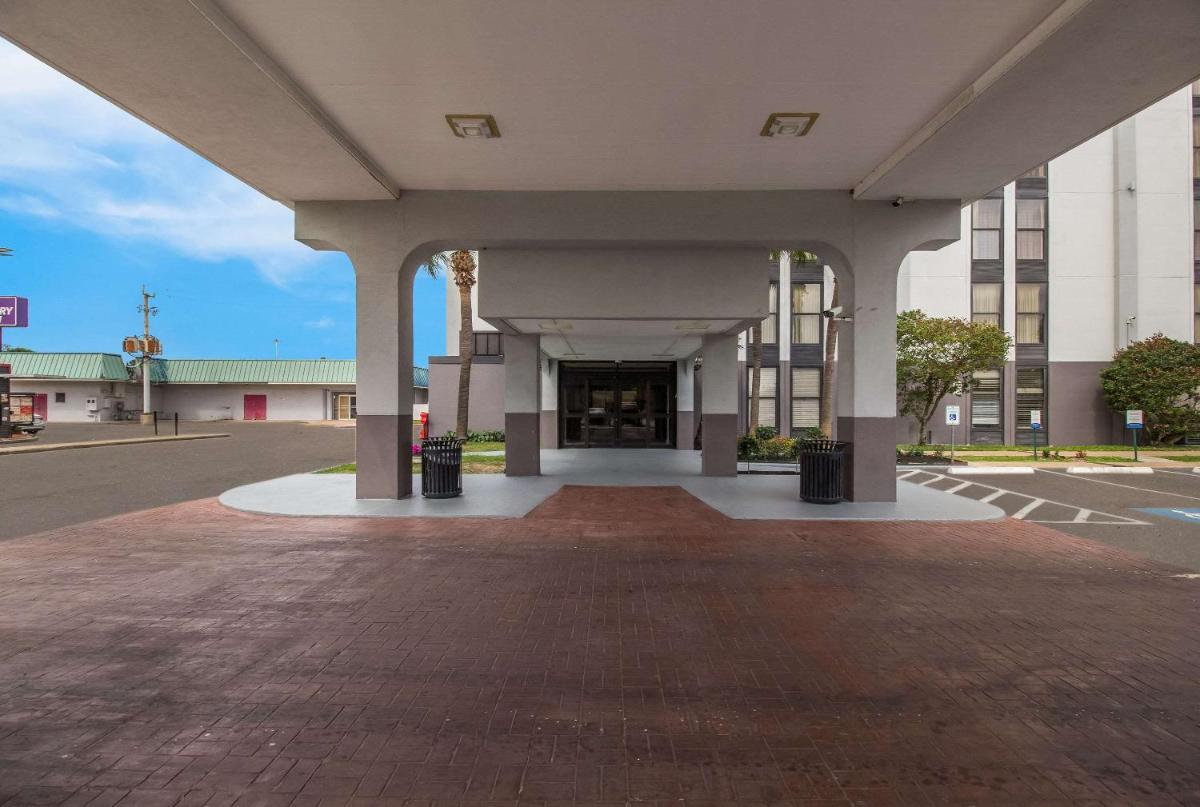 Quality Inn - image 5