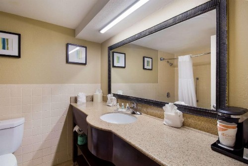 Quality Inn - image 9