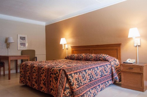 America's Inn Houston - image 7