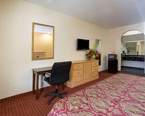 Scottish Inn & Suites IAH West - image 20