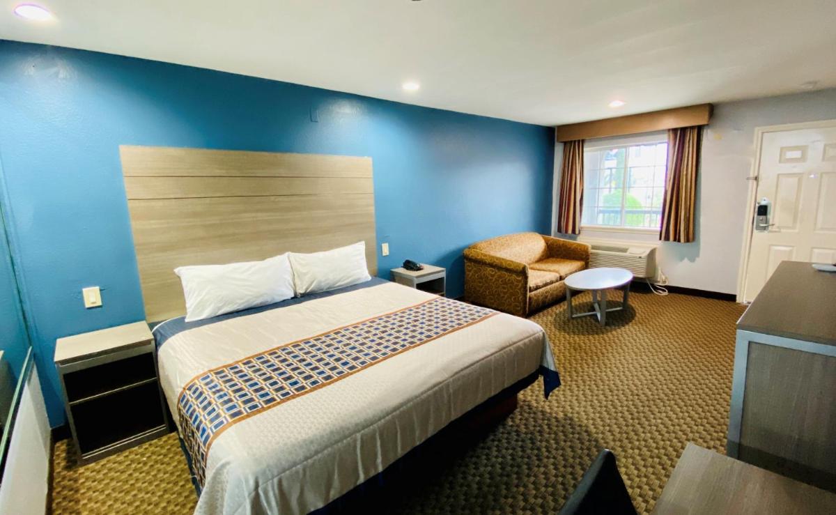 Moonlight Inn and Suites - image 4