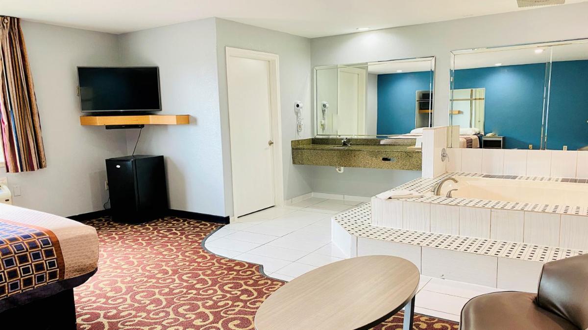 Moonlight Inn and Suites - image 7