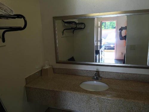 Regency Inn and Suites - image 1