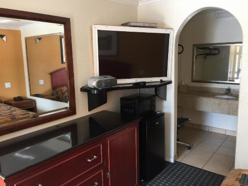 Regency Inn and Suites - image 2