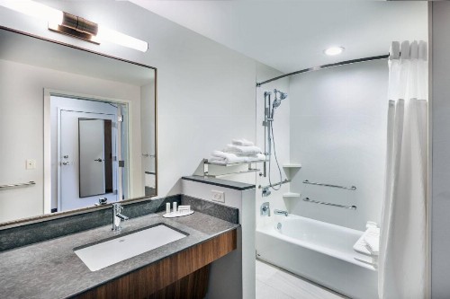Fairfield Inn & Suites Houston Memorial City Area - image 11