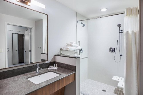 Fairfield Inn & Suites Houston Memorial City Area - image 12