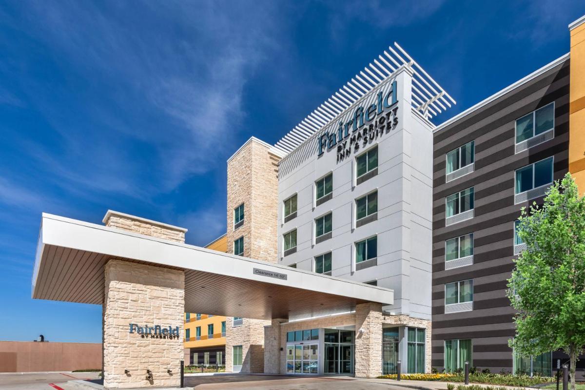 Fairfield Inn & Suites Houston Memorial City Area - image 2