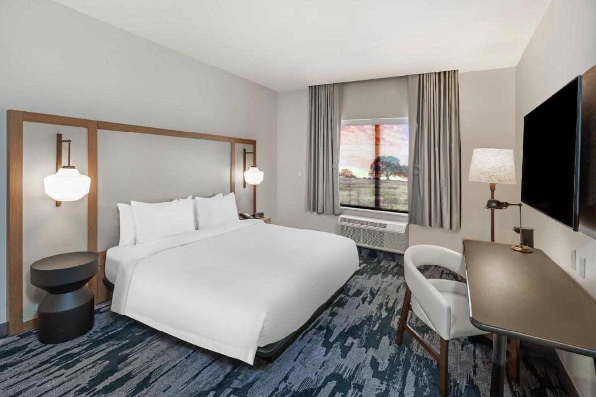 Fairfield Inn & Suites Houston Memorial City Area - image 7