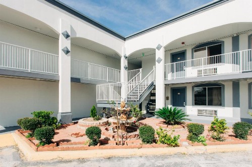 Palace Inn North - image 10