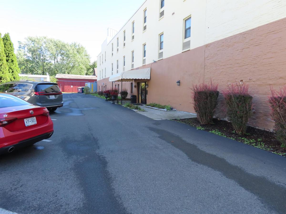 St. Charles Hotel - Hudson - image 5