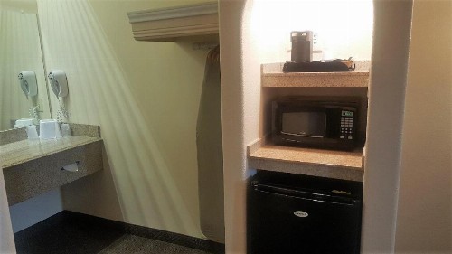 Red Roof Inn & Suites Houston – Humble/IAH Airport - image 3