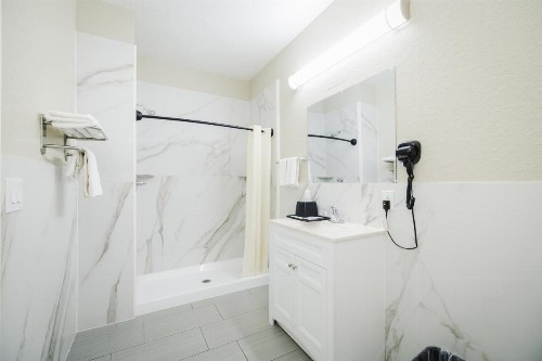 Winchester Inn and Suites Humble/IAH/North Houston - image 5