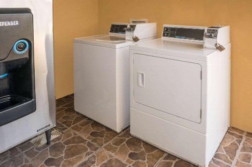 Days Inn by Wyndham Humble/Houston Intercontinental Airport - image 10