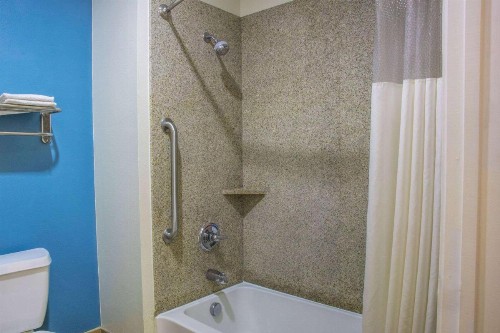 Days Inn by Wyndham Humble/Houston Intercontinental Airport - image 4