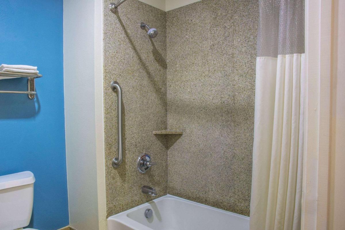 Days Inn by Wyndham Humble/Houston Intercontinental Airport - image 4