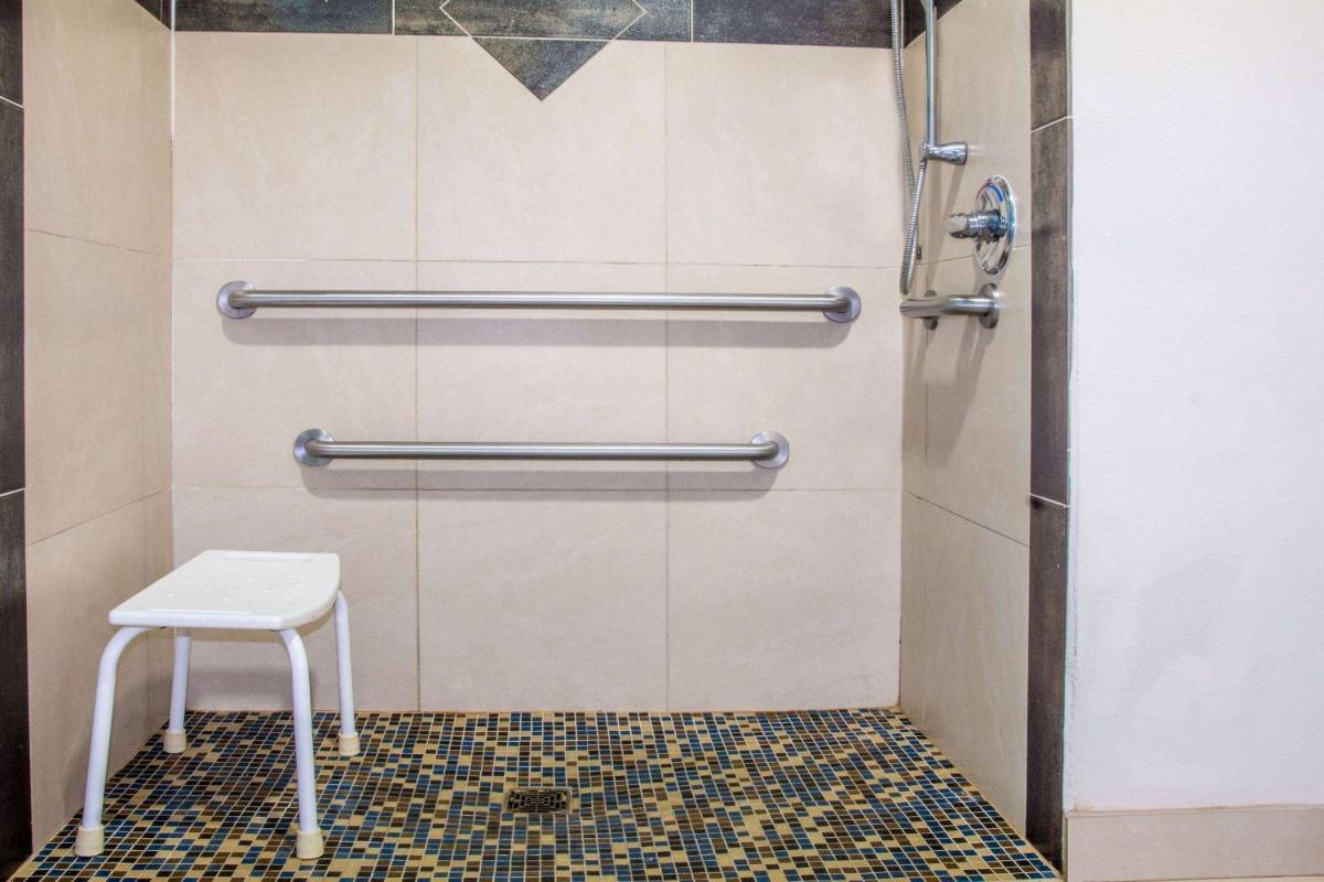 Days Inn by Wyndham Humble/Houston Intercontinental Airport - image 7