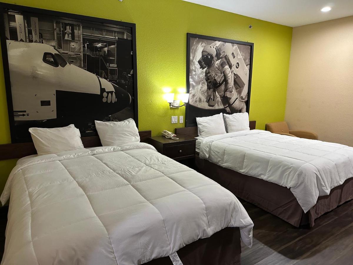 Super 8 by Wyndham Intercontinental Houston TX - image 2