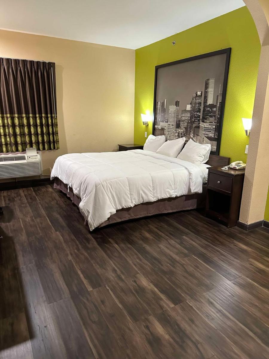 Super 8 by Wyndham Intercontinental Houston TX - image 4