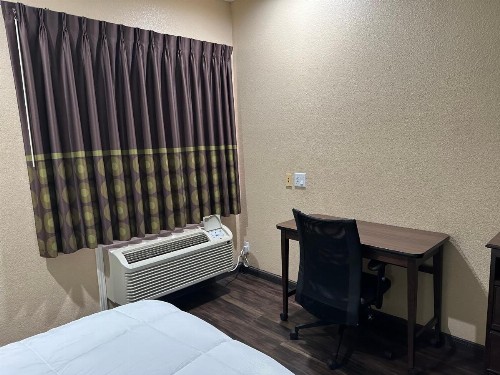 Super 8 by Wyndham Intercontinental Houston TX - image 9