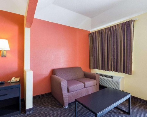Rodeway Inn & Suites Humble - image 3