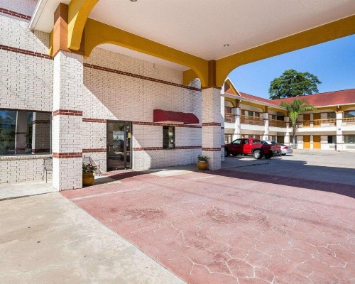 Rodeway Inn & Suites Humble - image 4