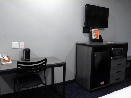 Americas Best Value Inn and Suites Bush International Airport - image 11