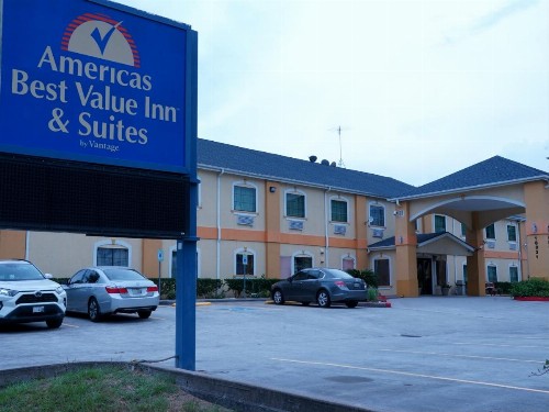 Americas Best Value Inn and Suites Bush International Airport - image 2