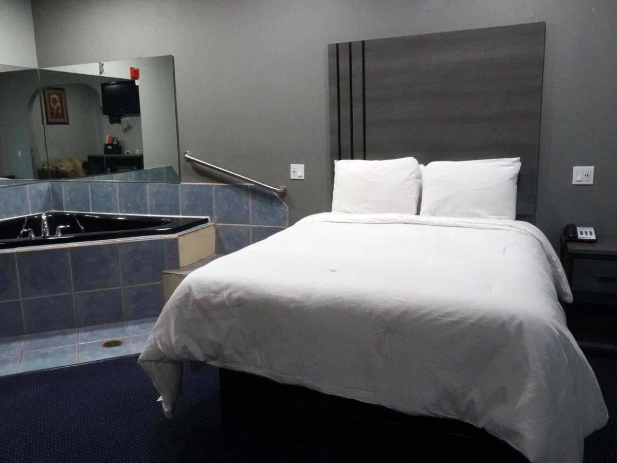 Americas Best Value Inn and Suites Bush International Airport - image 3