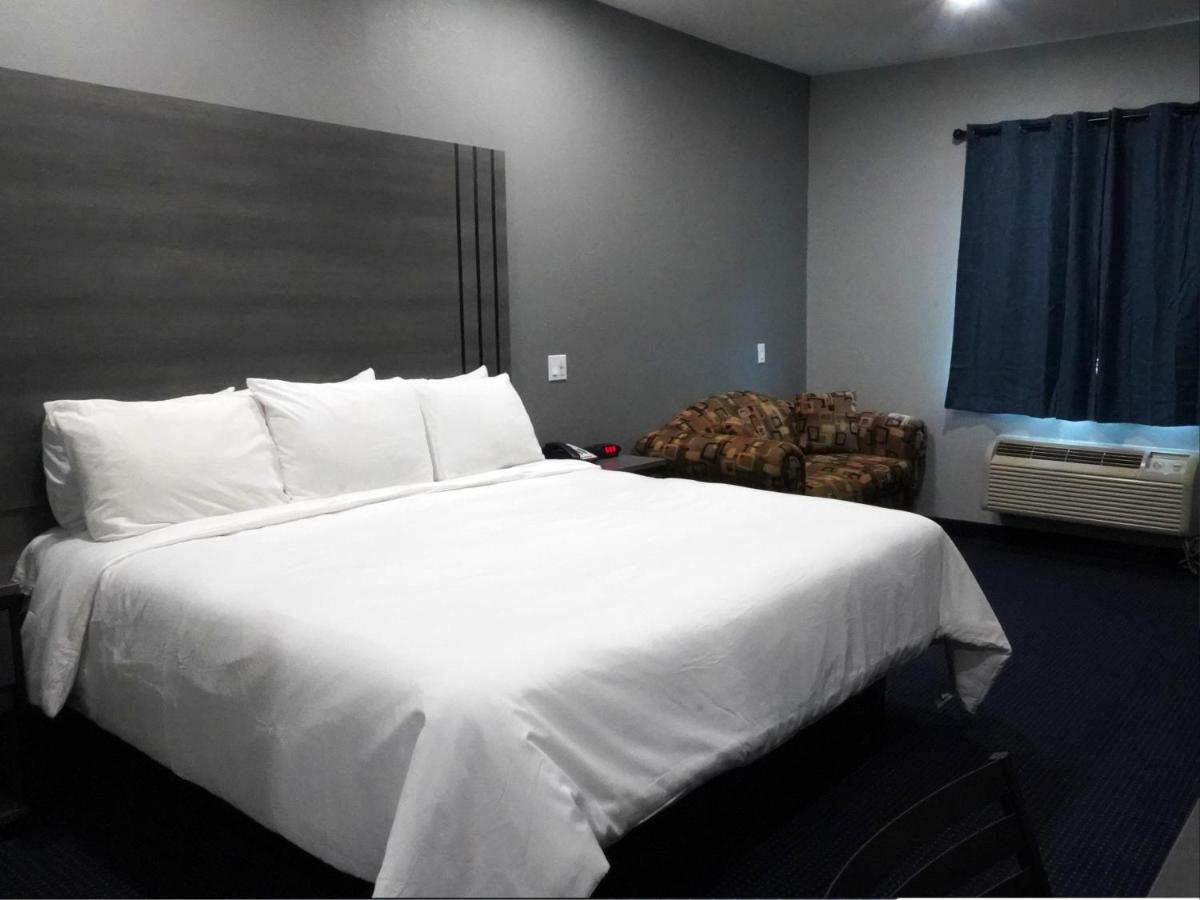 Americas Best Value Inn and Suites Bush International Airport - image 4