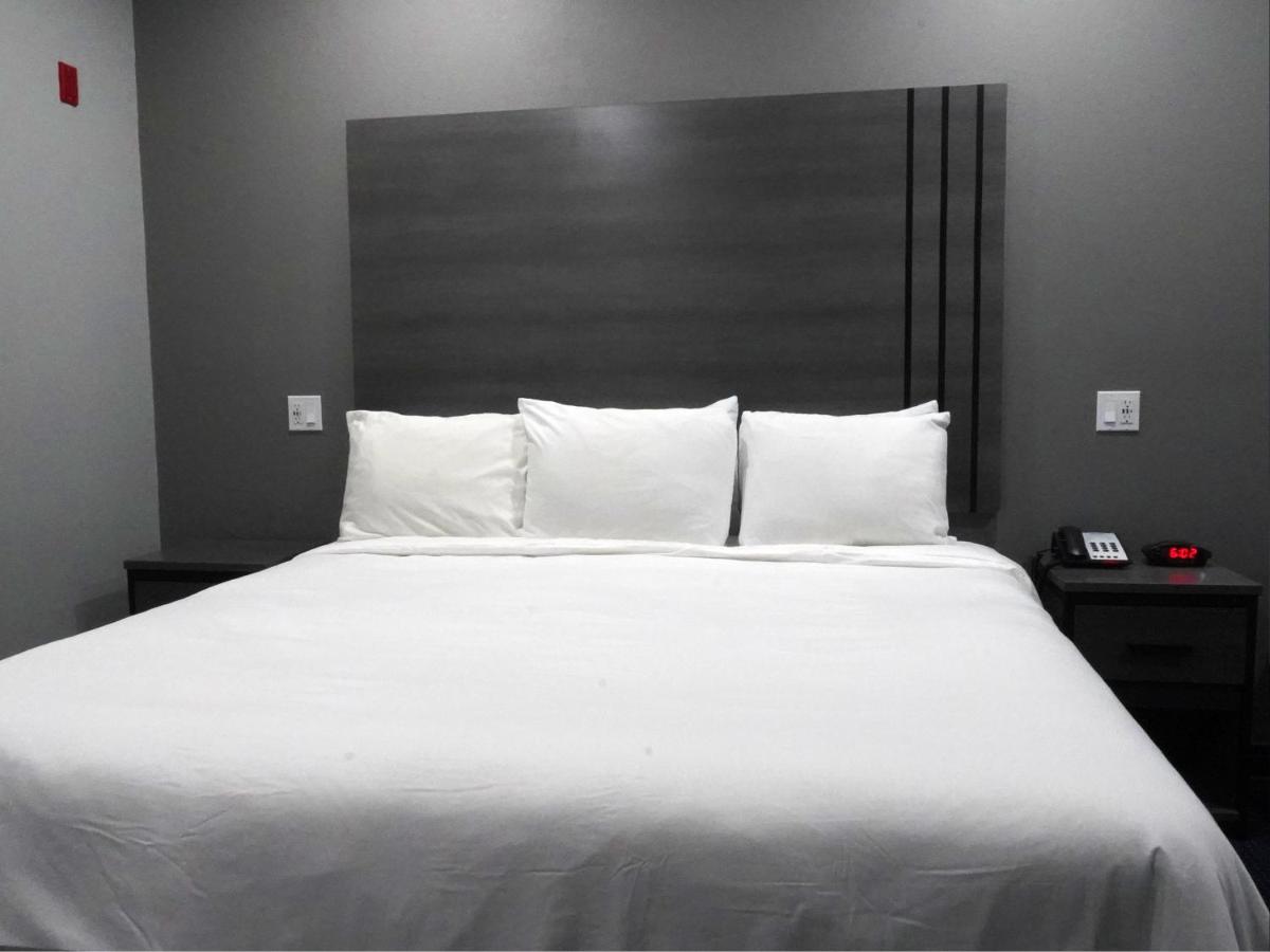 Americas Best Value Inn and Suites Bush International Airport - image 7