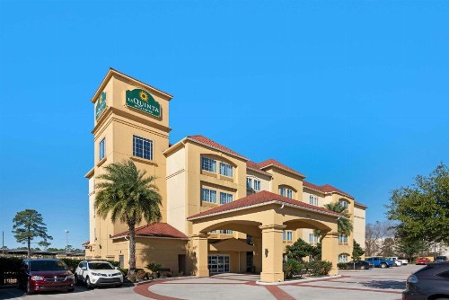 La Quinta Inn & Suites by Wyndham Bush Intercontinental Airport East - image 1