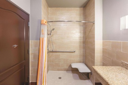 La Quinta Inn & Suites by Wyndham Bush Intercontinental Airport East - image 12