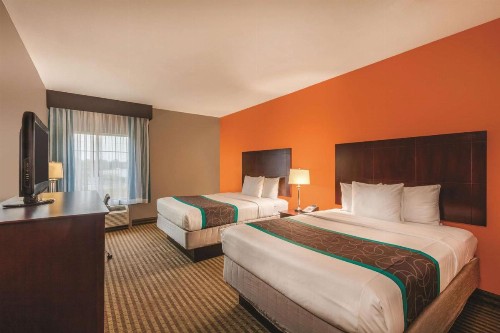 La Quinta Inn & Suites by Wyndham Bush Intercontinental Airport East - image 14