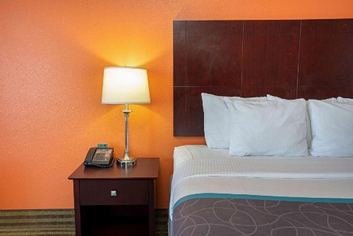 La Quinta Inn & Suites by Wyndham Bush Intercontinental Airport East - image 15